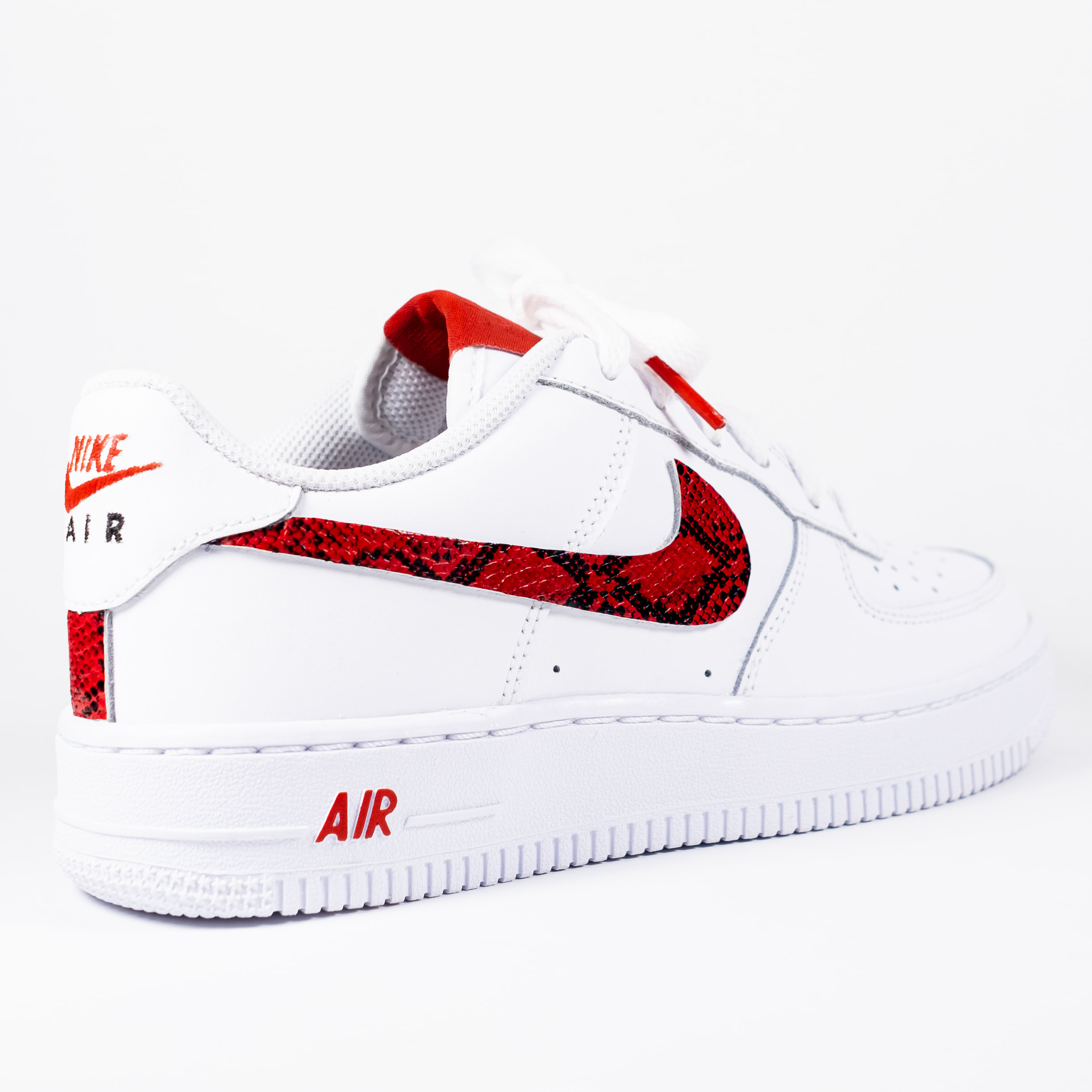 Ganar control Sala Consultar Nike Air Force 1 White Custom 'Red Snakeskin' Edition
