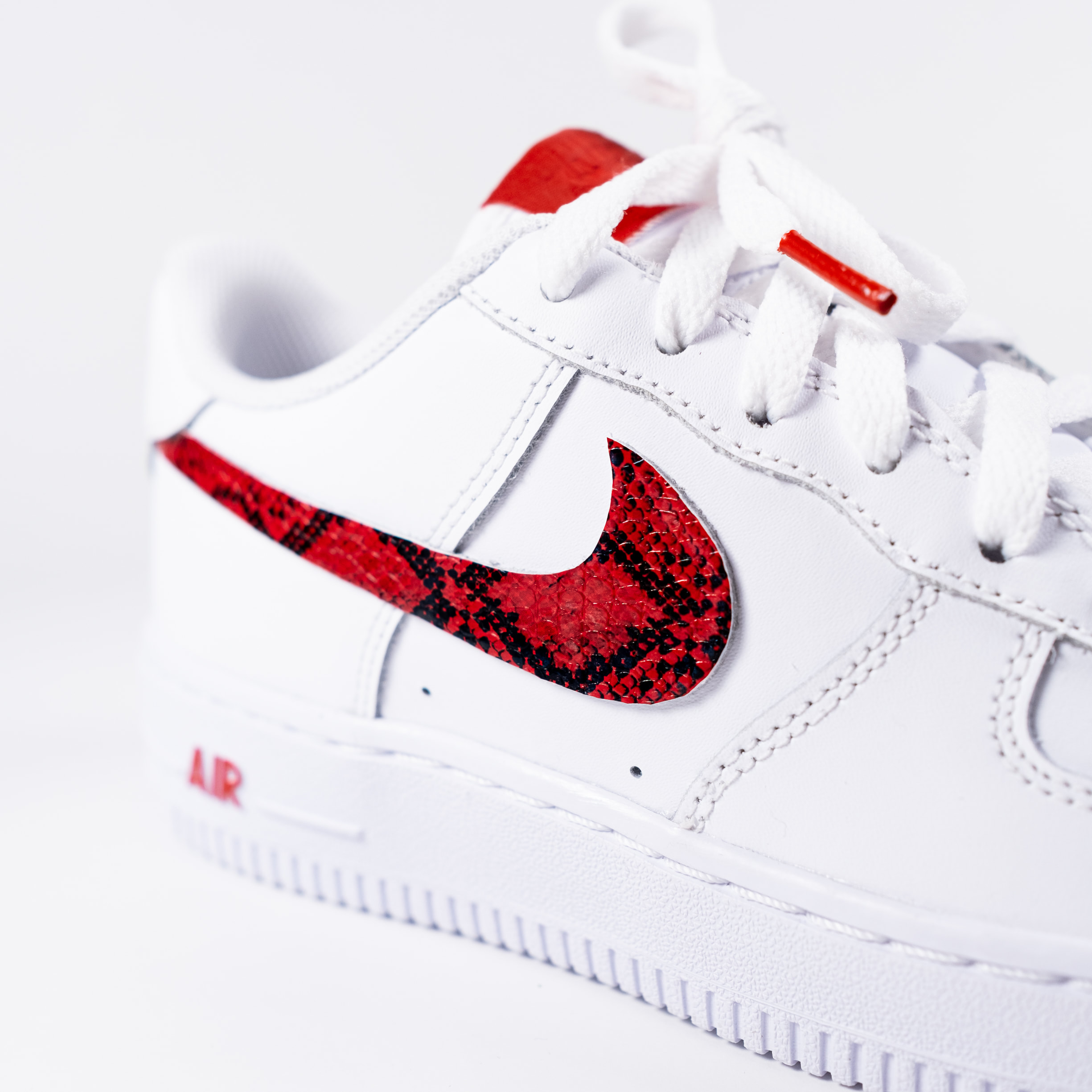 Ganar control Sala Consultar Nike Air Force 1 White Custom 'Red Snakeskin' Edition